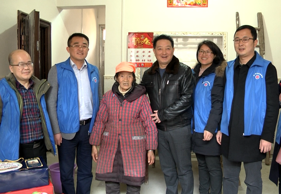 楊文龍董事長(zhǎng)赴定點(diǎn)幫扶村走訪慰問困難群眾