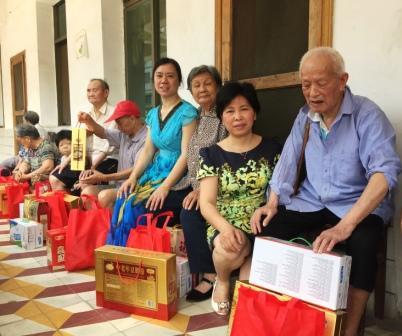 仁和集團(tuán)2016端午走訪福利院 (1).jpg